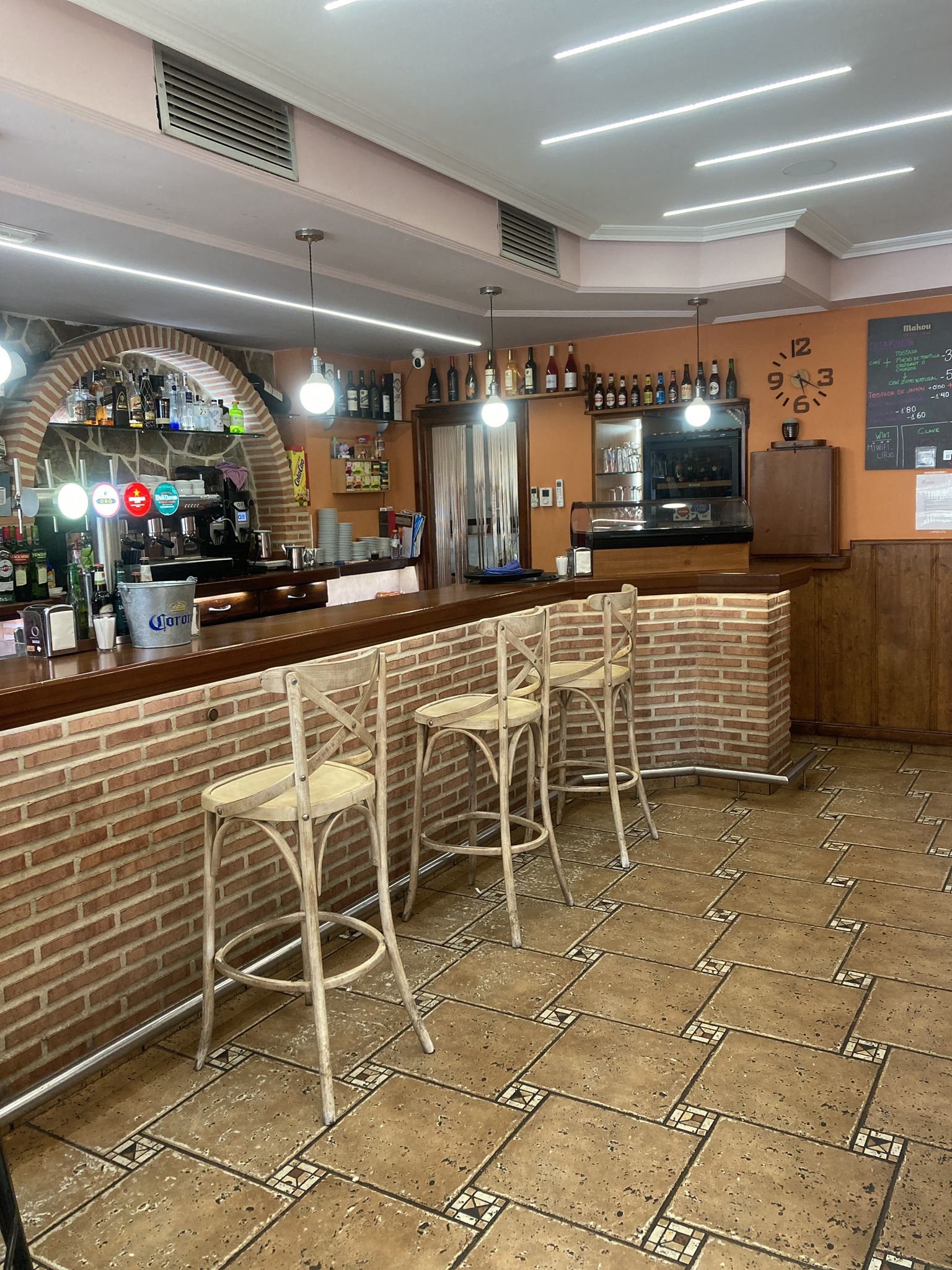 Café-Bar El Negrillón Barra en Vertical